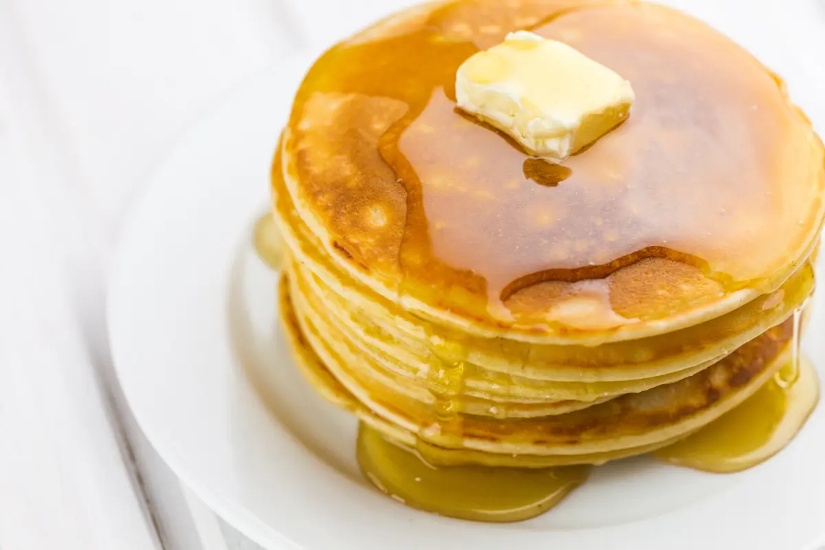 Find substitutes for baking powder in pancakes for fluffy results. Easy and effective alternatives detailed inside.